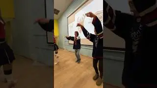 Танцуйте с Васей  и любите хоккей🍍