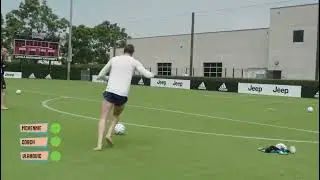 Vlahovic segna su punizione dopo gli allenamenti di Allegri