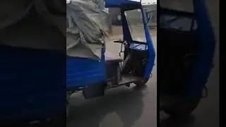 Tuktuk 3 wheeler on the road without a driver! Hits a truck