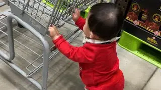 A baby who likes to push the shopping cart  🛒