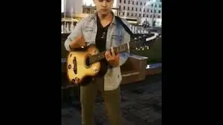 Казань. Напротив КФУ. Гитарист из Бижбуляка. Играет гимн выпускников 😍 Медлячок. 22.06.19.