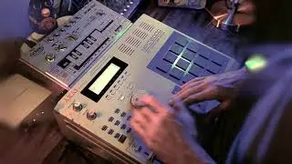 AKAI MPC2000 NO FX & CYCLONE BASSBOT  HOUSE  MUSIC