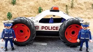 Polis tekerlek sorunu olan arabaları yolda kovalıyor - Oyuncak araba videoları koleksiyonu