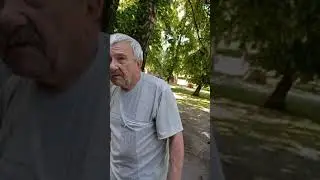 Человек собирает пластик, макулатуру и баночки