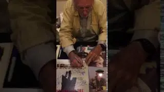 Bruce Dern of Hateful 8 signing autographds