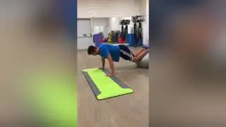 В зале