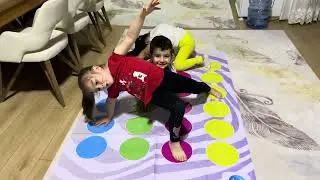 Twister Zamanı. Twister Oynuyoruz Yiğit altta, Elif Ortada, Öykü üstte Bakalım En Son Kim Düşecek 😊