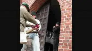 strzał z hakownicy pod bramą