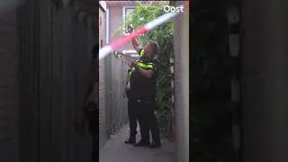 Bert rookt buiten een sigaret, als er ineens een bebloede man door zijn zonnescherm zakt | RTV Oost