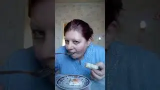 обедаю  яичница.