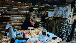 НОЧЬ В ЛЕСНОЙ ХИЖИНЕ , Я ТУТ НЕ ОДИН !!! РЫБАЛКА НА ПОПЛАВОК ИЛИ СНОВА ВСЁ НЕ ПО ПЛАНУ !!!