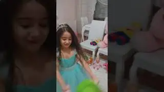 Eylül ve kumsal evde dans ediyor