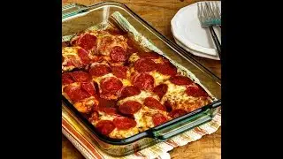 LOW-CARB PEPPERONI PIZZA CHICKEN BAKE