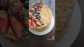 Наполеон з ягодами на день народження 