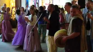 Киртан и Премадхавани.