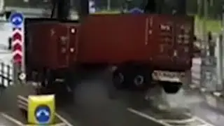 Lorry Completely Misjudges Entrance