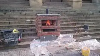 Печем на крыльце музея в центре Праги.