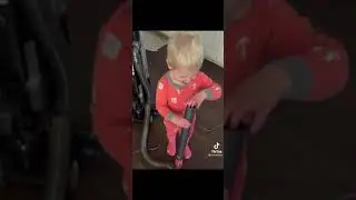 мальчик и пылесос