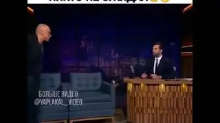 Ургант крутит сальто со своего стола