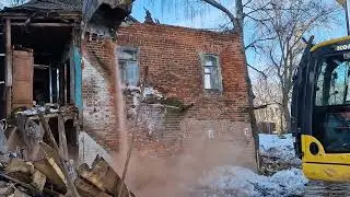 Огромная стена падает на землю (демонтаж дома гусеничным экскаватором)