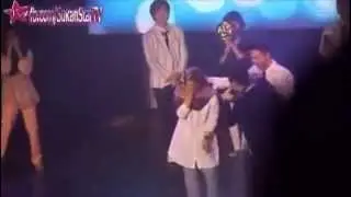 Gadis Melayu bertudung dipeluk & dicium artis lelaki Kpop B1A4