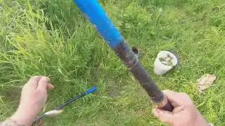 На  озере..в  надежде  поймать  карасей...на  поплавок.
