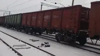 Електровоз ВЛ11-557 з вантажним поїздом на станції Ізюм