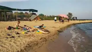 Зелёная вода  в море , не пугает любителей  дикого отдыха в палатках . Пляж  Баралес город Южный.