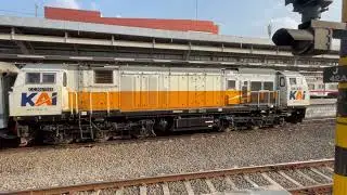 #KeretaApi CakraBuana dengan #Lokomotif #cc206 melintass stasiun Jatinegara Jakarta Timur