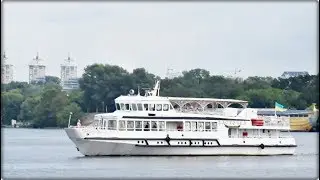 Прогулка по Днепру на теплоходе в Киеве