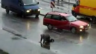Пьянющий мужик ползёт через дорогу