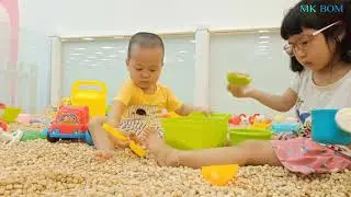 Bé BOM CHơi hạt gỗ với bé gái NTN