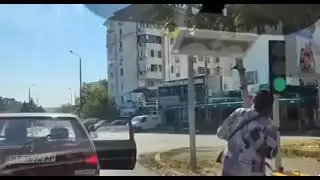 Enese vozi sad!