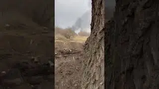 Звільнення Київщини.Кадри одного із зіткнень. Вдалині палає російська техніка.Кінець березня 2022-го