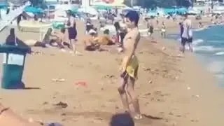 Sahilde kürte şarkıyla kıvıran adama trpki dkdksks😂
