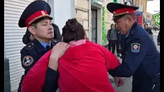Как стихийные торговцы боролись за свой товар во время рейда у Ошского рынка в Бишкеке