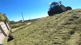 Трактор и сенаж: гармония в сельском хозяйстве.