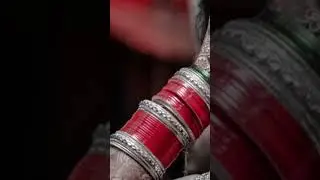 सपने में लाल चूड़ी देखना या पहनते हुए देखना । 