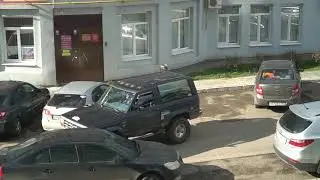 Девушка и большой джип.