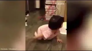 Küçük kıza çelme takan kedi