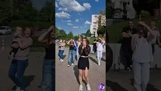 У нее шок от такого сюрприза, это нереальные и крутые эмоции