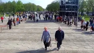 песня батальон 9 мая 2014 в Риге у памятника Победе