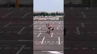 Стант на питбайке упал и ушел от погони 