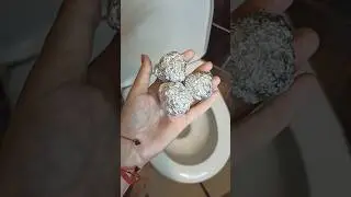 Положите алюминиевую фольгу в унитаз