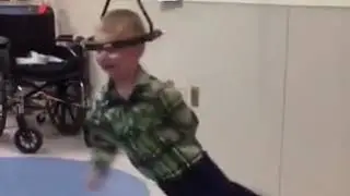 ребёнок учит гравитацию