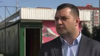 Незаконный остановочный павильон сносят на одной из улиц Сургута