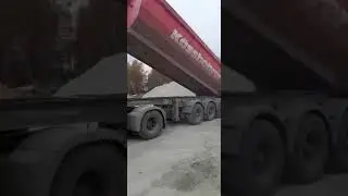 Разгрузка отсева на бетонном заводе