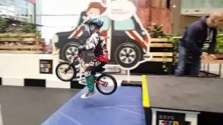 3 years old jump on Strider balance bike / Hop