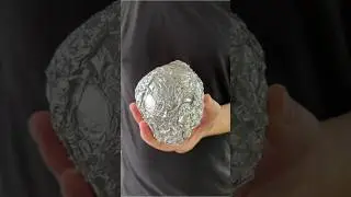 Бабушка угостила грушей  