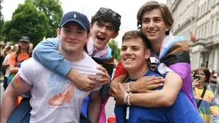 HEARTSTOPPER CAST AT THE PRIDE PARADE